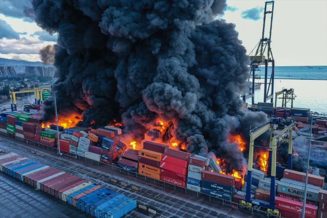 İskenderun Limanı'nda depremde devrilen konteynerlerde çıkan yangın devam ediyor 10