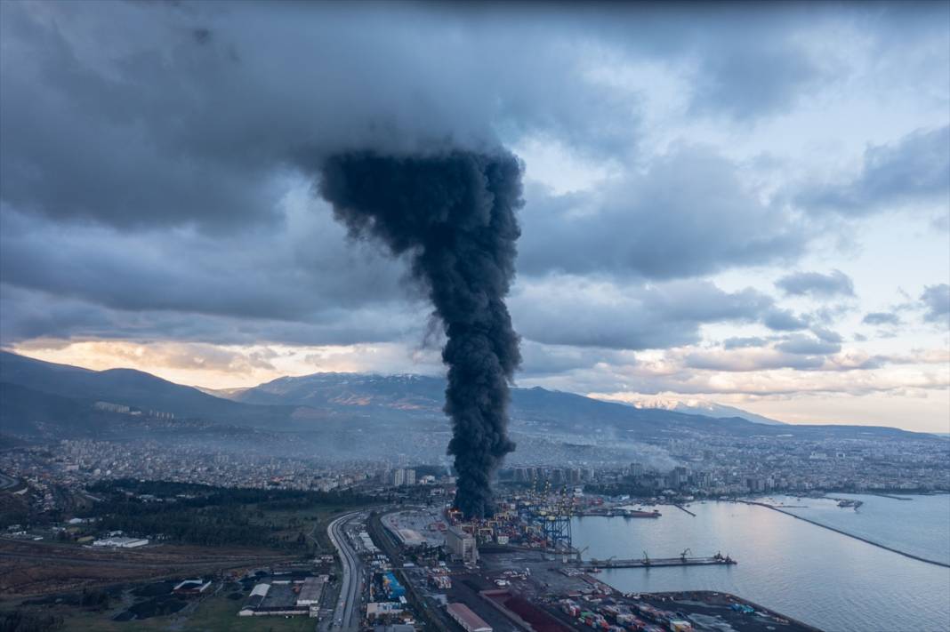 İskenderun Limanı'nda depremde devrilen konteynerlerde çıkan yangın devam ediyor 2