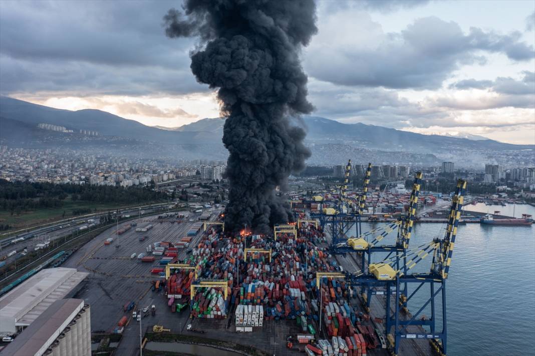İskenderun Limanı'nda depremde devrilen konteynerlerde çıkan yangın devam ediyor 3