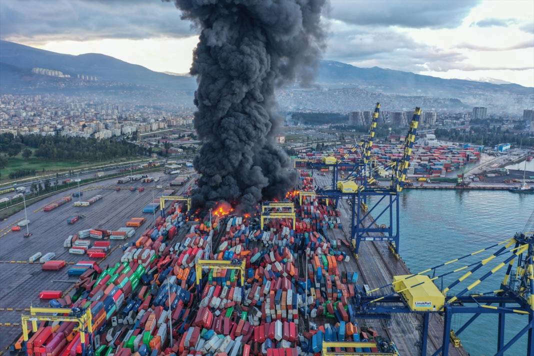 İskenderun Limanı'nda depremde devrilen konteynerlerde çıkan yangın devam ediyor 4