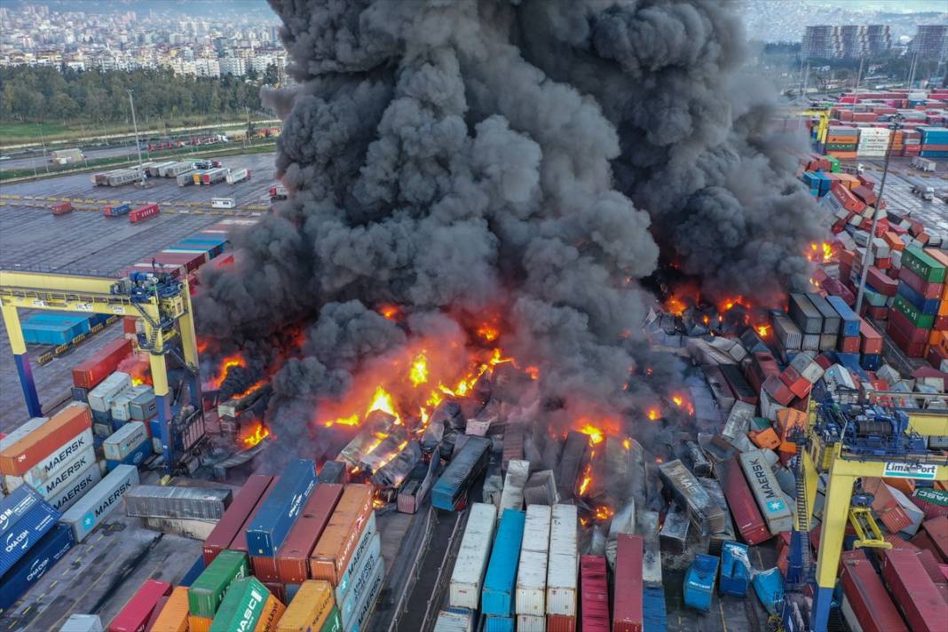 İskenderun Limanı'nda depremde devrilen konteynerlerde çıkan yangın devam ediyor 6