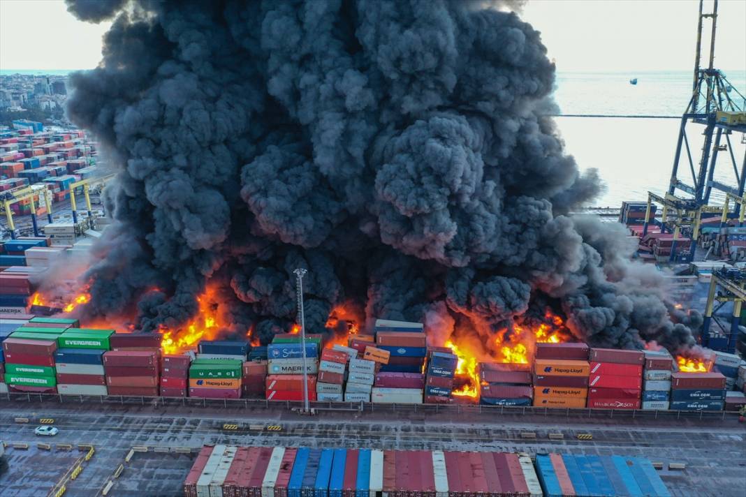İskenderun Limanı'nda depremde devrilen konteynerlerde çıkan yangın devam ediyor 7