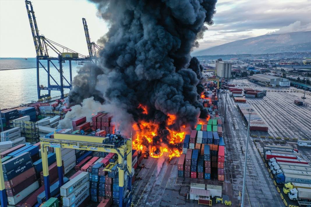 İskenderun Limanı'nda depremde devrilen konteynerlerde çıkan yangın devam ediyor 8