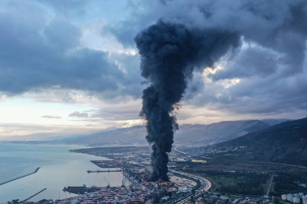 İskenderun Limanı'nda depremde devrilen konteynerlerde çıkan yangın devam ediyor 9
