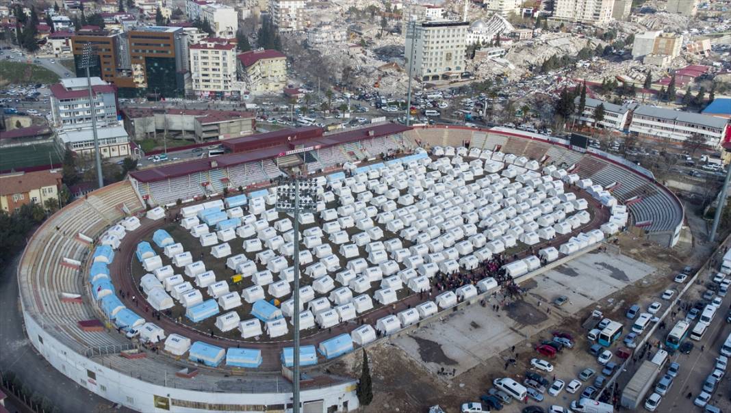 12 Şubat Stadyumu'nda depremzedeler için çadırlar kuruldu 1