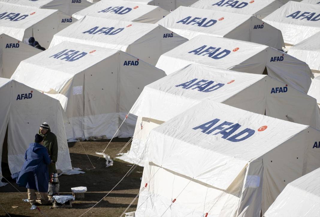 12 Şubat Stadyumu'nda depremzedeler için çadırlar kuruldu 10
