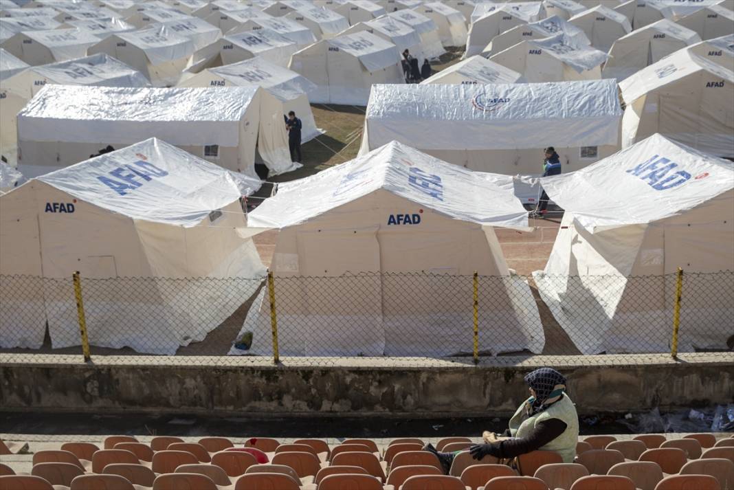 12 Şubat Stadyumu'nda depremzedeler için çadırlar kuruldu 14