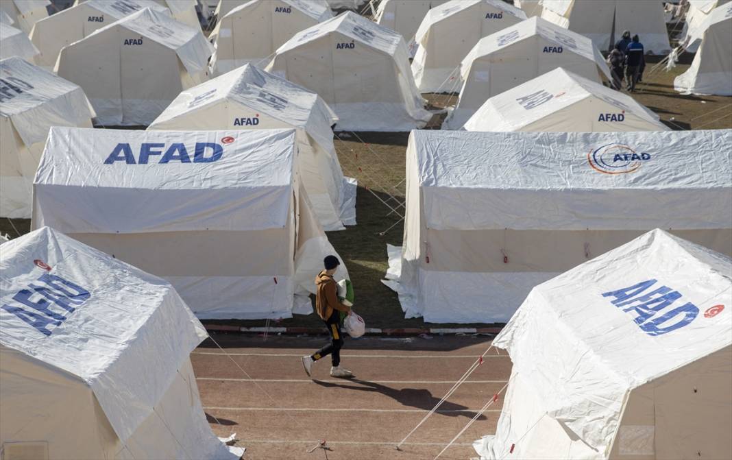 12 Şubat Stadyumu'nda depremzedeler için çadırlar kuruldu 15