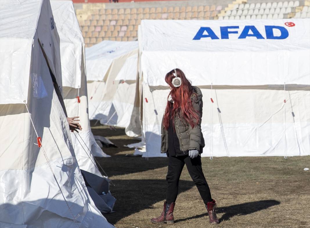 12 Şubat Stadyumu'nda depremzedeler için çadırlar kuruldu 16