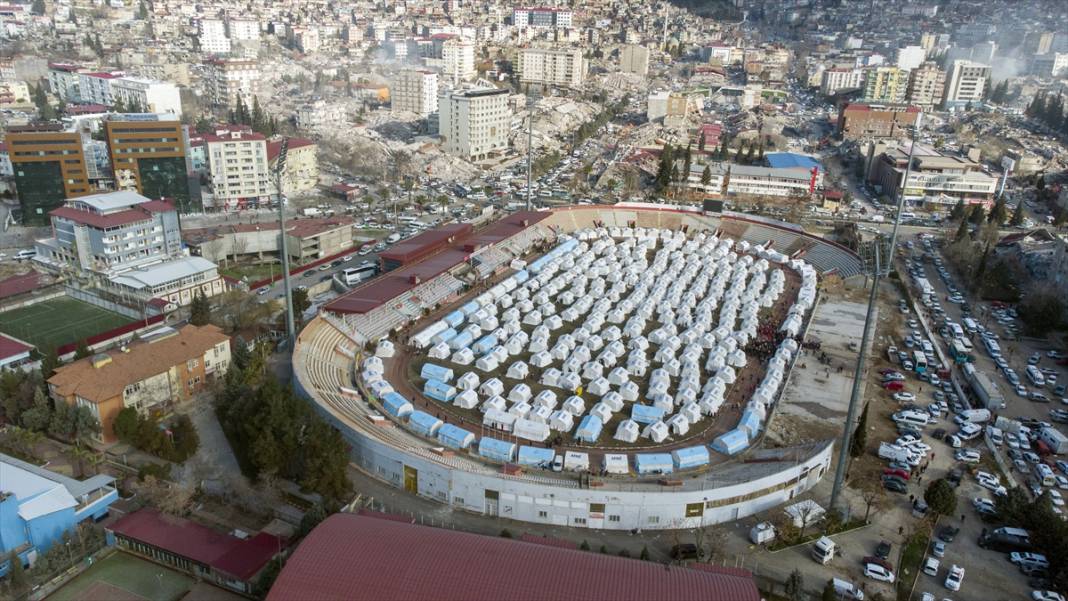 12 Şubat Stadyumu'nda depremzedeler için çadırlar kuruldu 2
