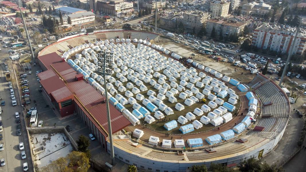 12 Şubat Stadyumu'nda depremzedeler için çadırlar kuruldu 3