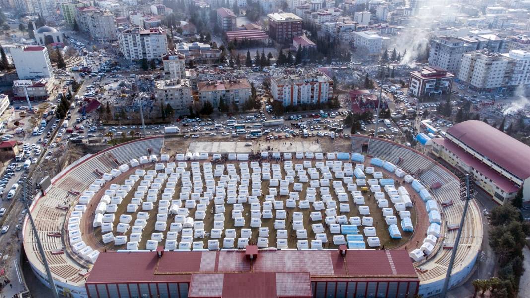 12 Şubat Stadyumu'nda depremzedeler için çadırlar kuruldu 4