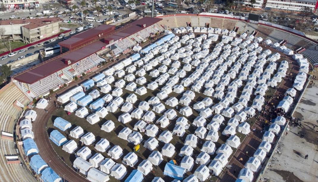 12 Şubat Stadyumu'nda depremzedeler için çadırlar kuruldu 8