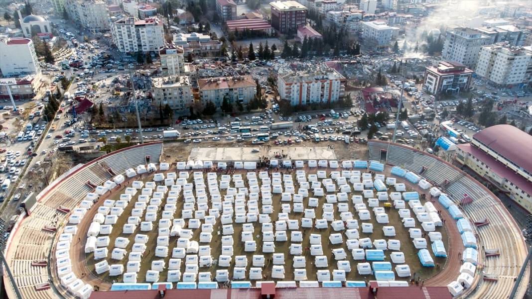 12 Şubat Stadyumu'nda depremzedeler için çadırlar kuruldu 9