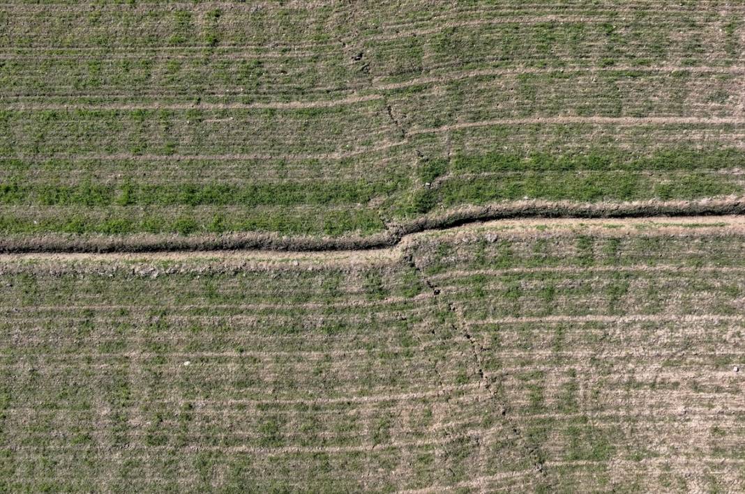 İslahiye'de deprem nedeniyle tarlalarda kayma ve uzun yarıklar oluştu 1