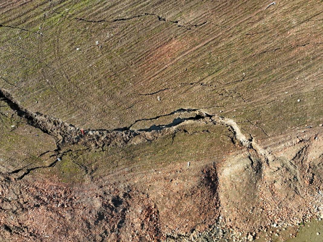 İslahiye'de deprem nedeniyle tarlalarda kayma ve uzun yarıklar oluştu 3