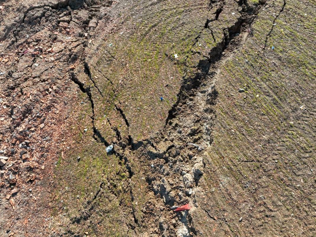 İslahiye'de deprem nedeniyle tarlalarda kayma ve uzun yarıklar oluştu 4