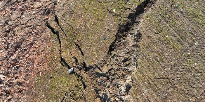 İslahiye'de deprem nedeniyle tarlalarda kayma ve uzun yarıklar oluştu