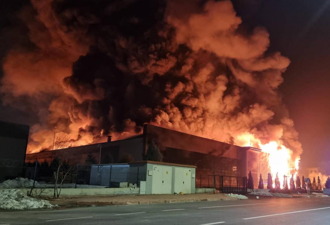 Konya'da plastik fabrikası, alev alev yandı 3