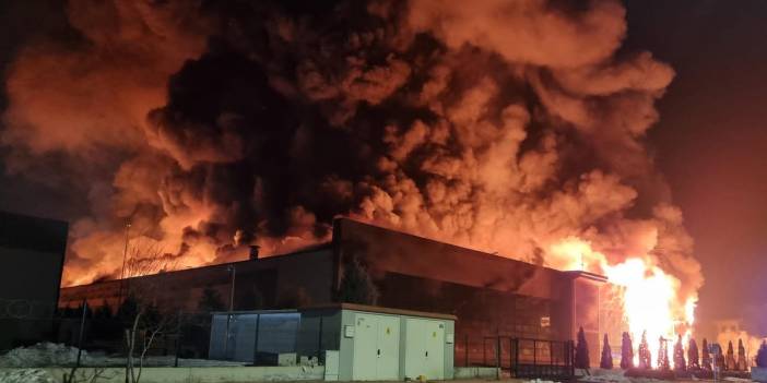 Konya'da plastik fabrikası, alev alev yandı