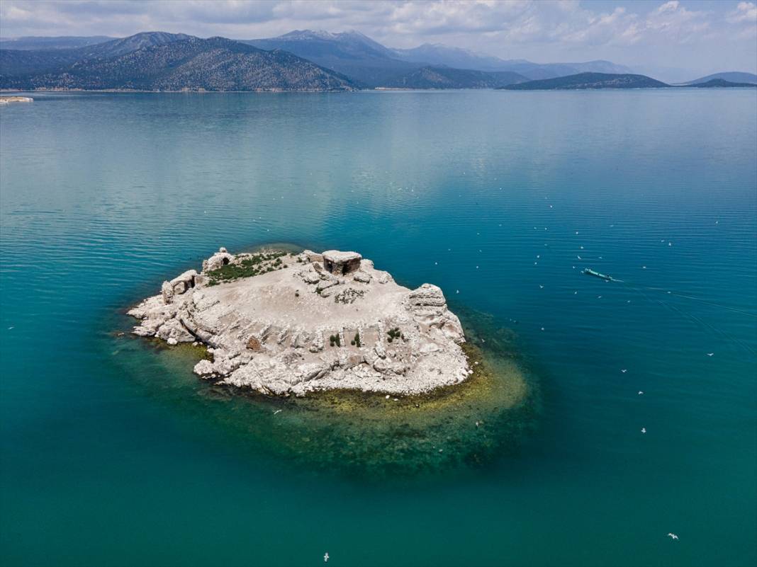 Konya'daki Kız Kalesi Adası farklı görünümüyle dikkat çekiyor 1