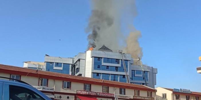 Konya'da belediye binasının çatısında yangın