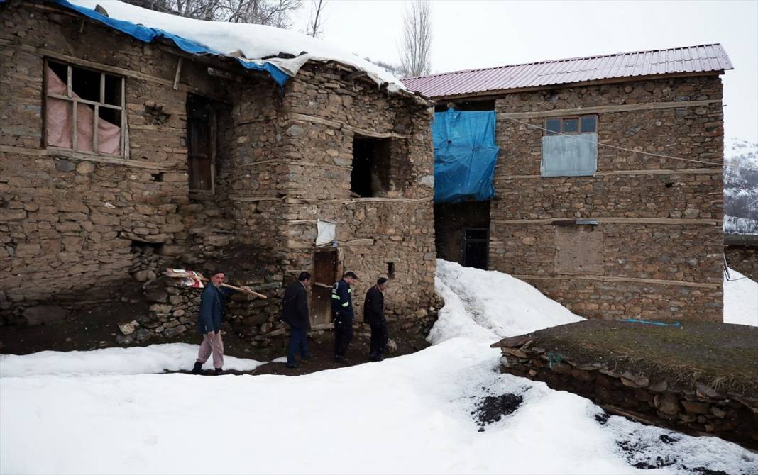 Kurak geçen kış aylarına inat bu köyde 80 santim kar var 18