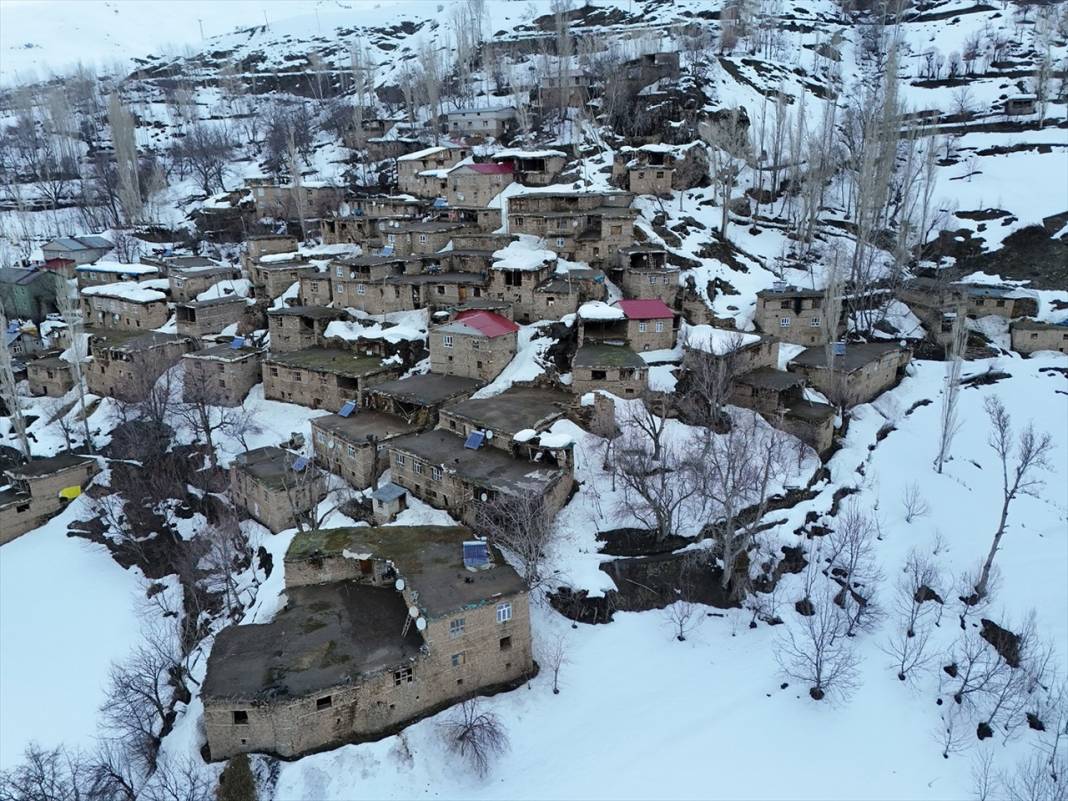 Kurak geçen kış aylarına inat bu köyde 80 santim kar var 23