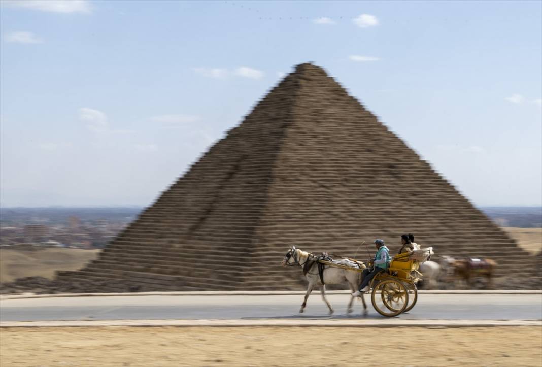 Yapımı 20 yıl sürdü... Mısır'ın çekim noktası: Giza piramitleri 1