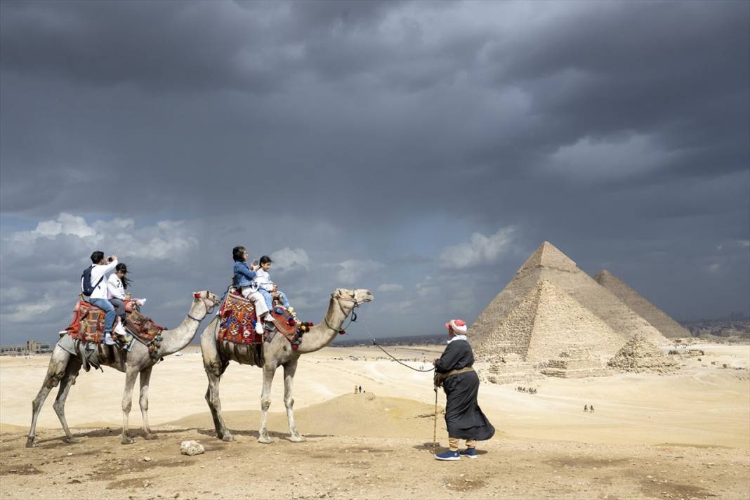 Yapımı 20 yıl sürdü... Mısır'ın çekim noktası: Giza piramitleri 12