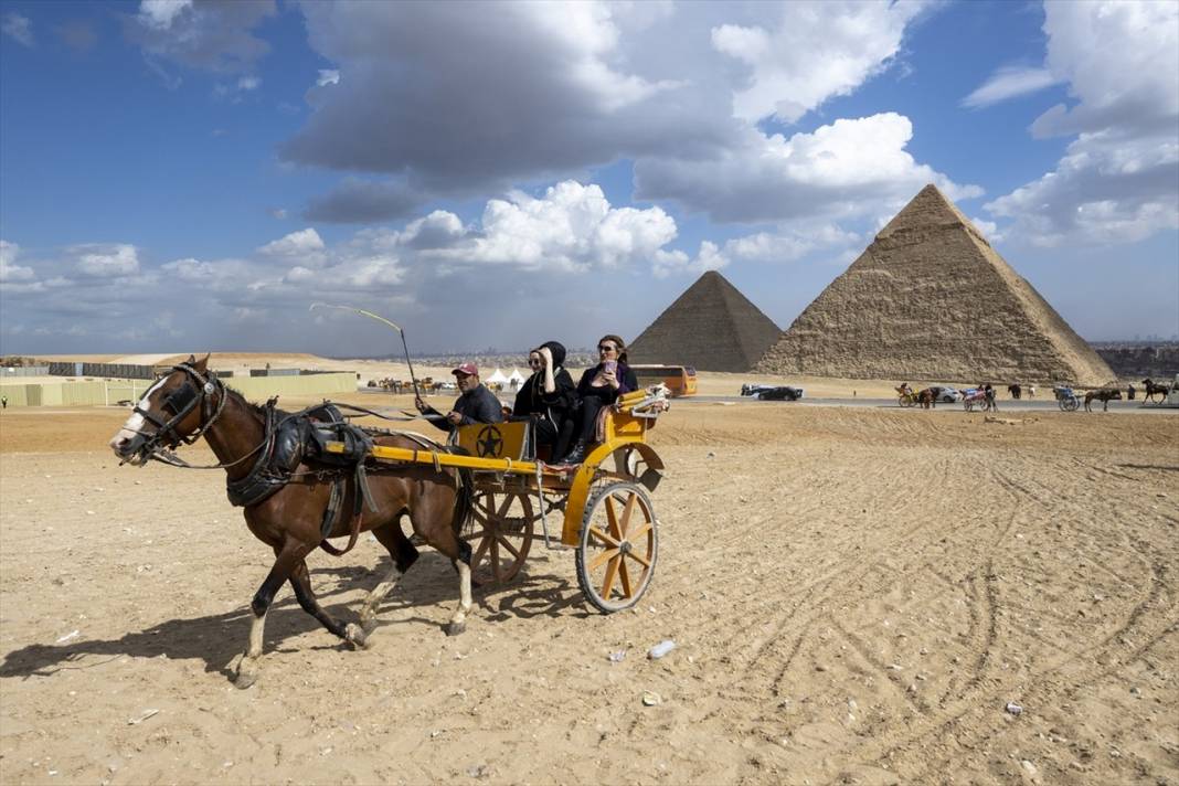 Yapımı 20 yıl sürdü... Mısır'ın çekim noktası: Giza piramitleri 8