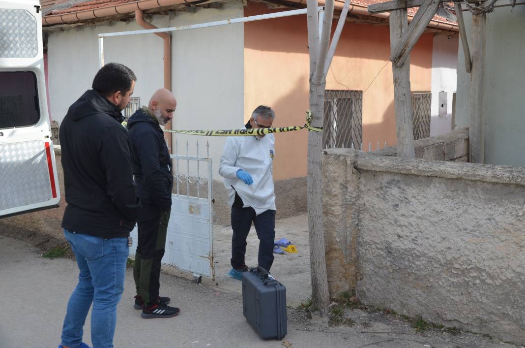 Konya'da yalnız yaşayan adam evinde satırla öldürüldü 3
