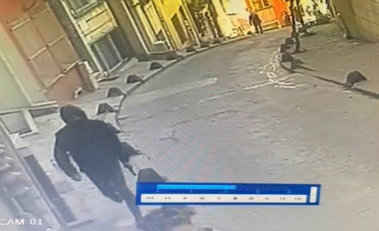 İstanbul’da film gibi olay kamerada: Yanlış adamı vurdu, el öperken yakalandı 2