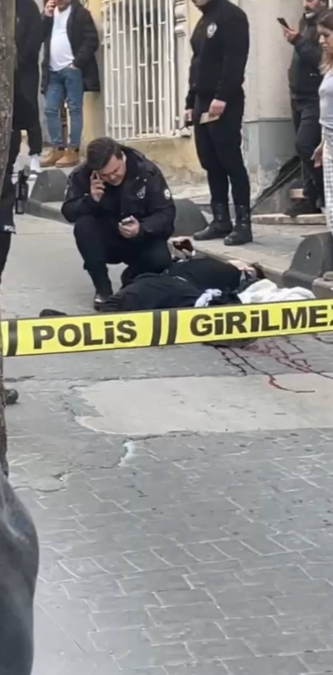 İstanbul’da film gibi olay kamerada: Yanlış adamı vurdu, el öperken yakalandı 8