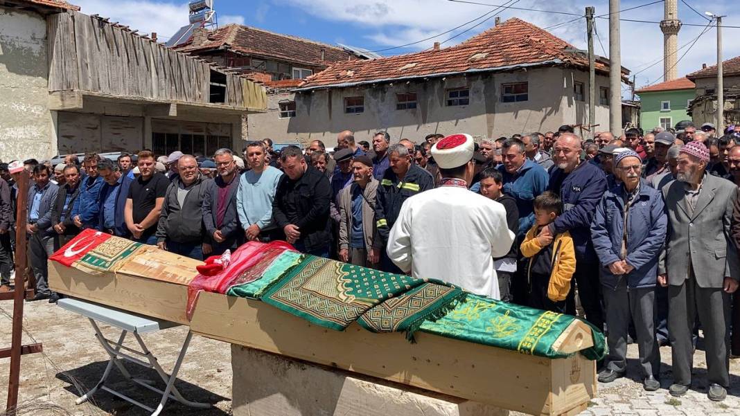 Burdur'daki feci kazada iki evlatlarını kaybettiler, gözyaşlarıyla toprağa verildi 1