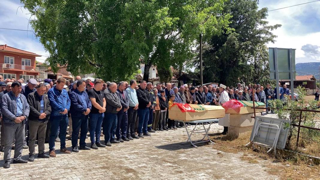 Burdur'daki feci kazada iki evlatlarını kaybettiler, gözyaşlarıyla toprağa verildi 2