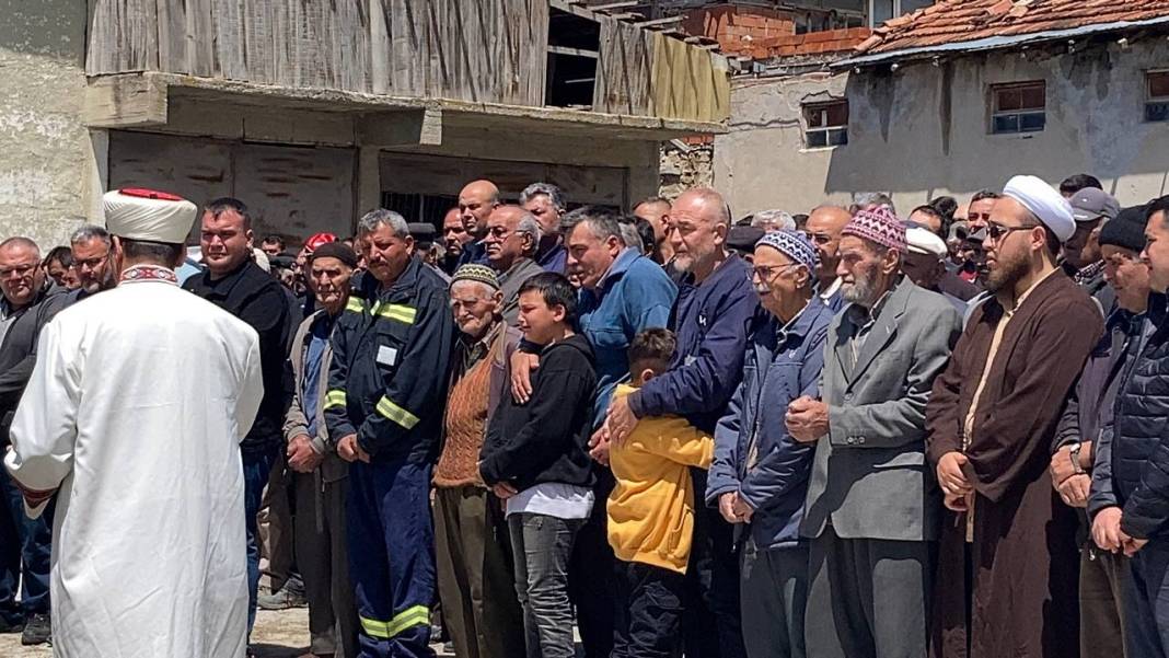 Burdur'daki feci kazada iki evlatlarını kaybettiler, gözyaşlarıyla toprağa verildi 3