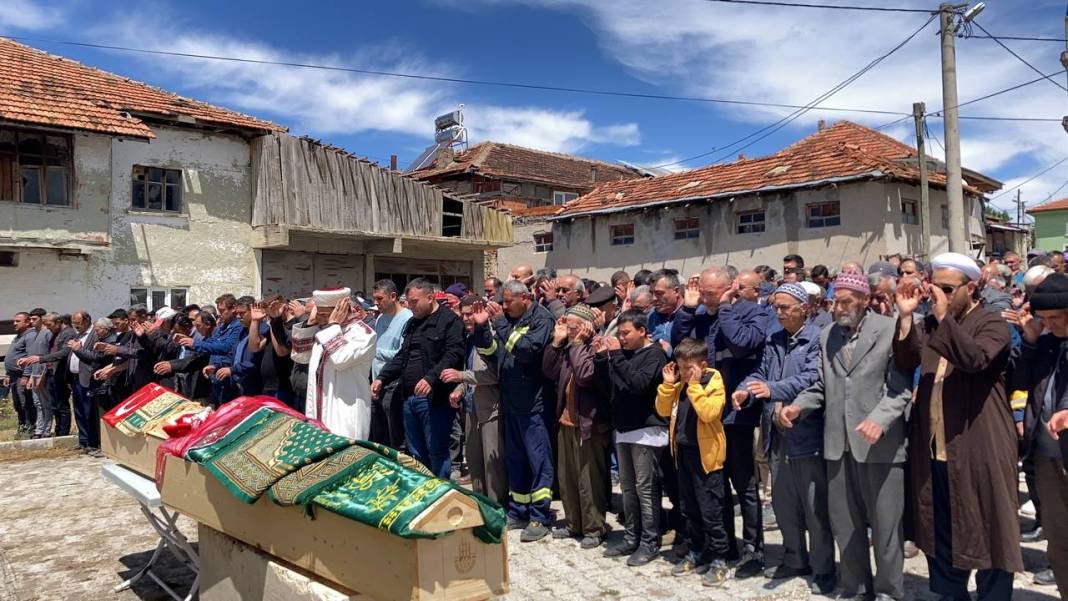 Burdur'daki feci kazada iki evlatlarını kaybettiler, gözyaşlarıyla toprağa verildi 4