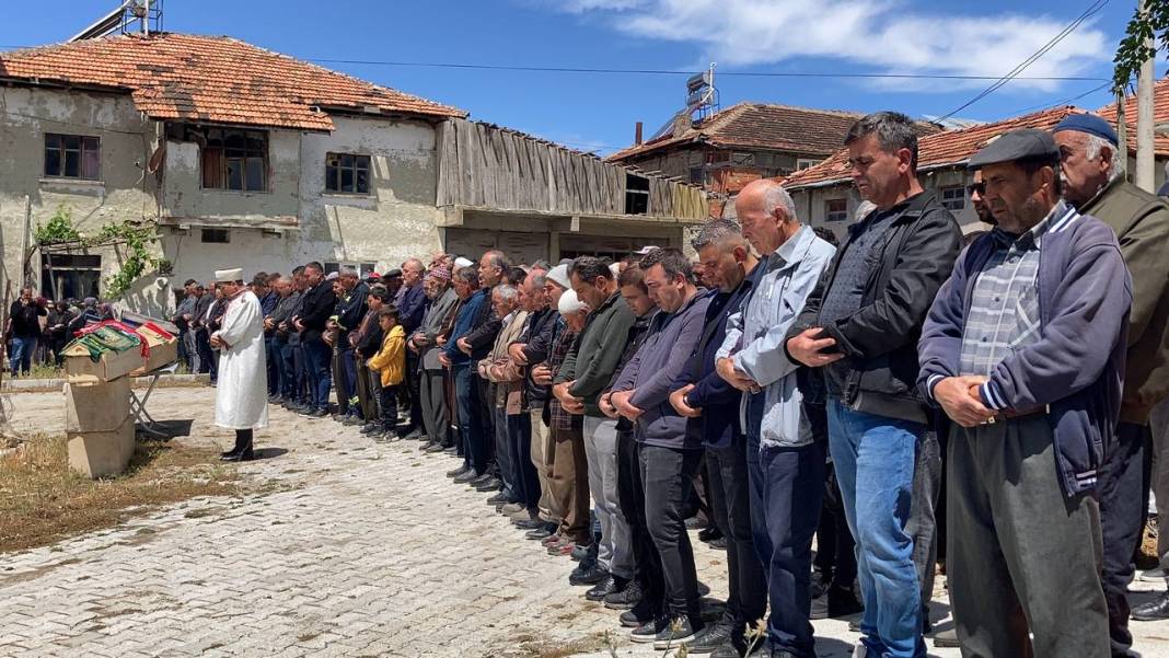 Burdur'daki feci kazada iki evlatlarını kaybettiler, gözyaşlarıyla toprağa verildi 5