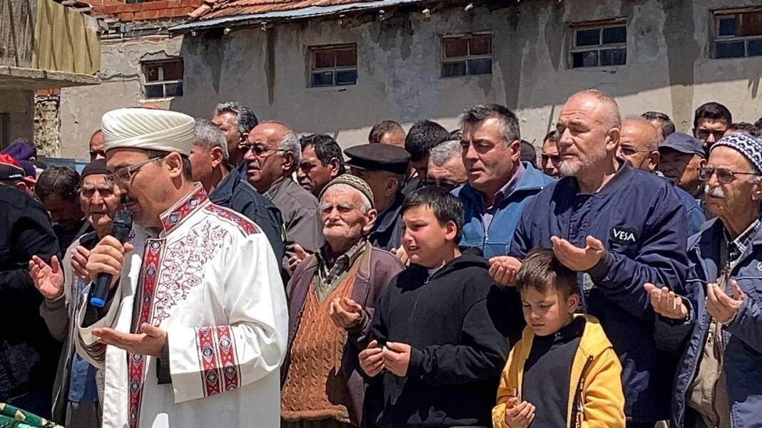 Burdur'daki feci kazada iki evlatlarını kaybettiler, gözyaşlarıyla toprağa verildi 6