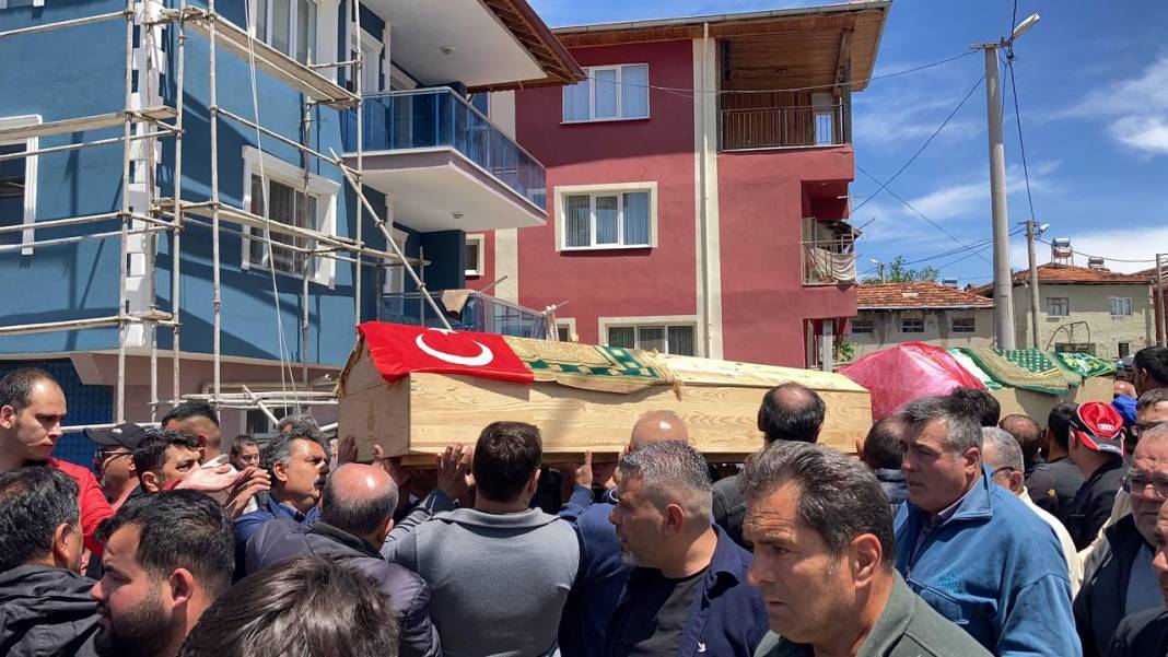 Burdur'daki feci kazada iki evlatlarını kaybettiler, gözyaşlarıyla toprağa verildi 7