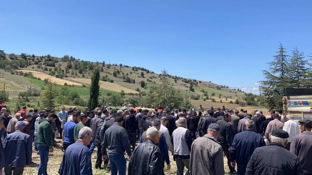 Burdur'daki feci kazada iki evlatlarını kaybettiler, gözyaşlarıyla toprağa verildi 9