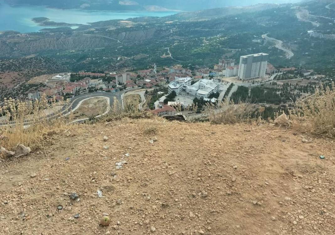 Karaman'da uçuruma yuvarlanan araçtaki genç kadın hayatını kaybetti 11