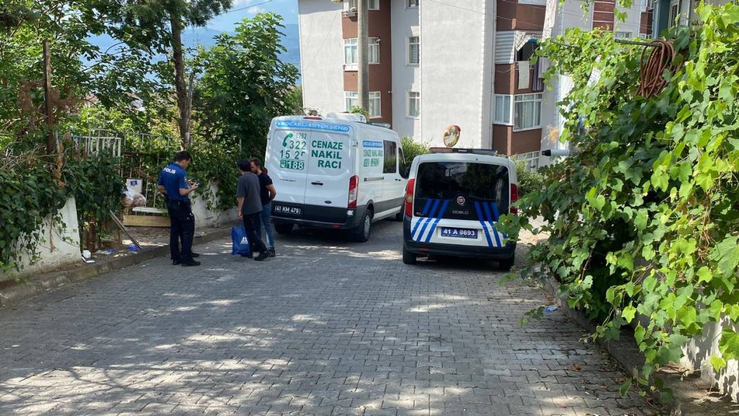 Kocaeli'de mahalledeki kötü kokunun sebebi ceset çıktı 2