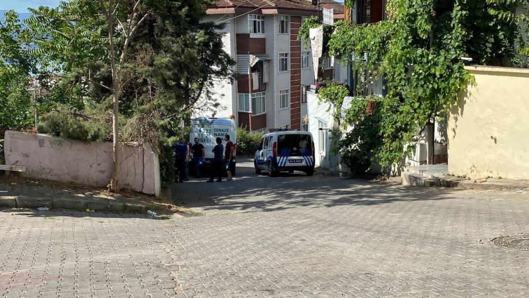 Kocaeli'de mahalledeki kötü kokunun sebebi ceset çıktı 5