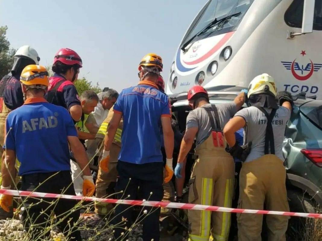 İzmir'de tren kazası bir aileyi yok etti! 3 ölü 2