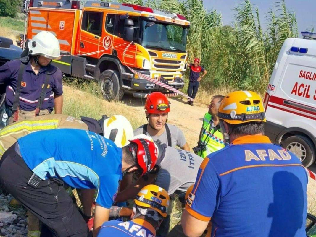 İzmir'de tren kazası bir aileyi yok etti! 3 ölü 4