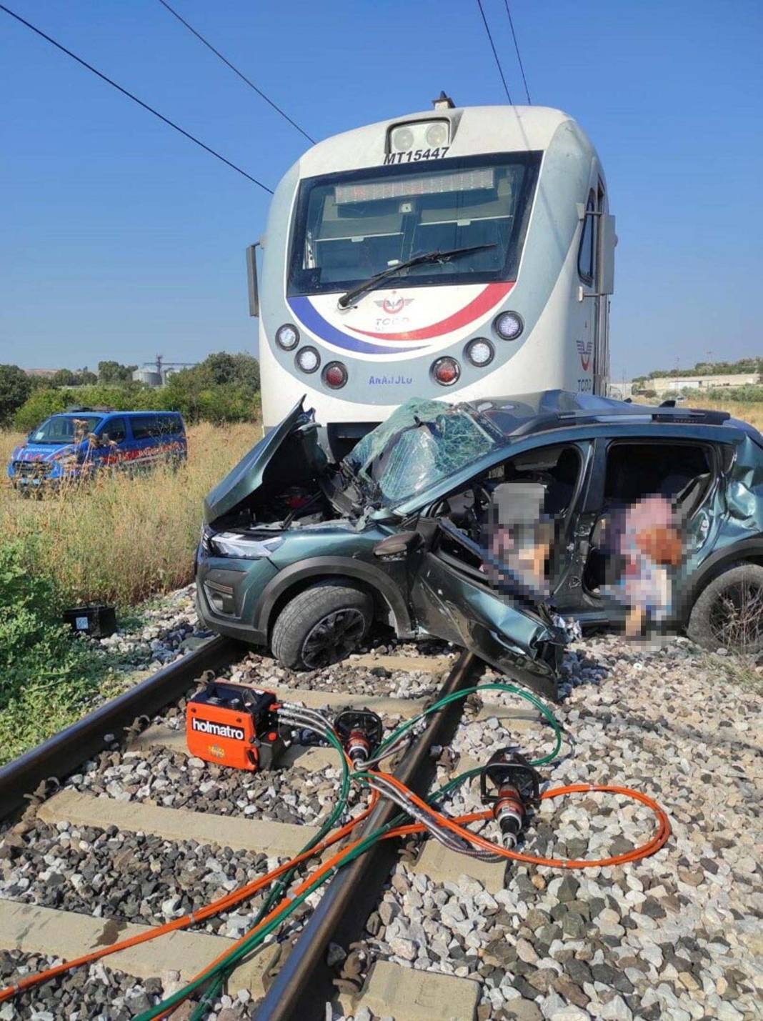 İzmir'de tren kazası bir aileyi yok etti! 3 ölü 6