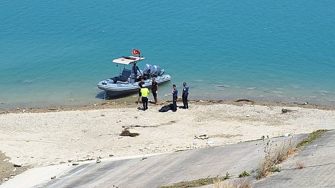 Adana'da otomobil göle düştü: Batuhan öldü, annesi, babası ve kardeşi kayıp 2