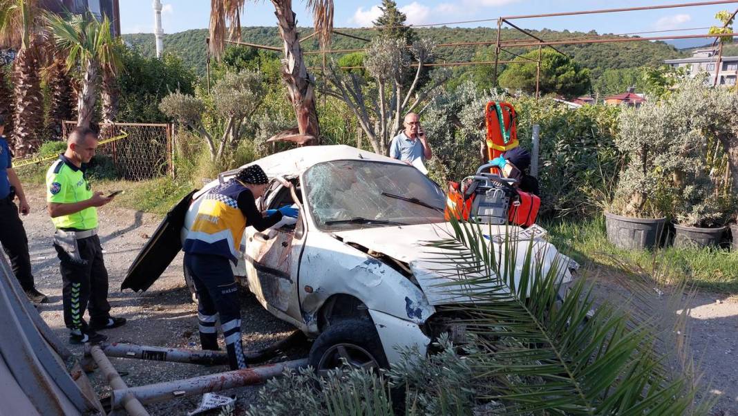 Samsun'da otomobil, otobüs durağına çarptı: 1 ölü 1